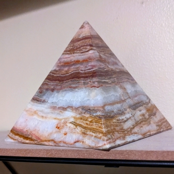 Banded Onyx Pyramid From Iran 5.75" Tall & Over 2 lbs​ - Picture 12 of 15